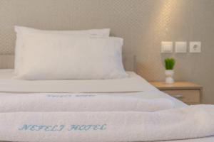 Economy Twin Room Poolside - Semi basement room in Nefeli Beach - living by the sea