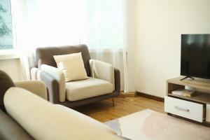 3BR in China Town, Rare to find 2 mins from MRT train