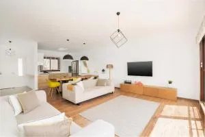 Sea and Mountain View Apartment at Sun Valley - Ayios Yeoryios