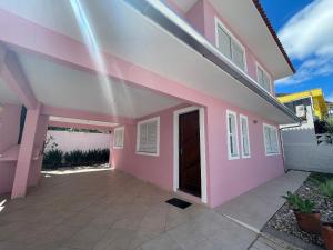 411- Casa para 8 pessoas 20 metros da Praia Central em Bombinhas