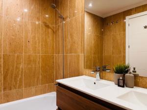 Modern 2-bedroom apartment with best golf views & pool