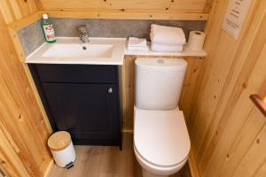 Thistle Pod Farm Stay with Hottub Sleeps 2