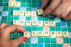 La Jolie Longère Fleurie Roulotte avec piscine et grand jardin