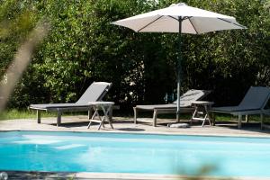 B&B / Chambres d'hotes La Jolie Longere Fleurie Roulotte avec piscine et grand jardin : photos des chambres
