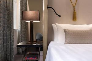 Suite junior lit king-size avec vue sur la ville