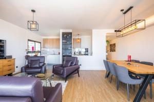 SkyView Penthouse Apartment by MHM