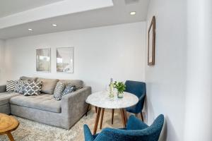 Private Balcony Overlooking Pool - Gated Parking