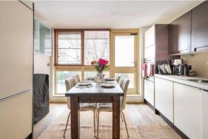 Super Central beautiful Three Bedroom