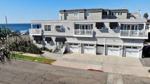 Juniper Beach Entire Home - Sleeps 18 - Oceanfront