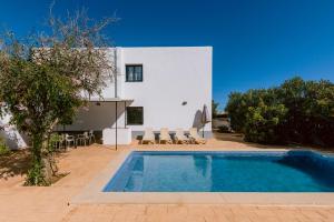 Villa Torres 10 minute walk from Playa den Bossa