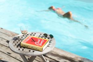 La Jolie Longère Fleurie Tiny house avec piscine et jardin