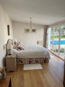 Chalet Ciudad Ducal con piscina y jardin