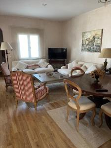 Chalet Ciudad Ducal con piscina y jardin