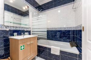 Comfortable studio + pool few steps from beach