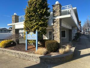 Beautiful Condo Sleeps 4- Only 2 Blocks From Beach