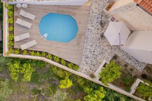 Antama Living, Luxe Stonehouse with Pool & BBQ