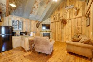 Antlers Point Cabin with Patio and Grill in Branson