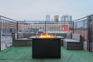 Spacious 2BR on Michigan Ave with Private Patio, Optional Parking & Gym Near McCormick Convention Center, Soldier Field and Grant Park