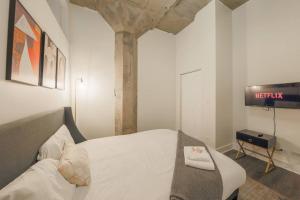 Spacious 2BR on Michigan Ave with Private Patio, Optional Parking & Gym Near McCormick Convention Center, Soldier Field and Grant Park