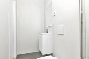 Central Guest House - Bedroom with en suite Bathroom