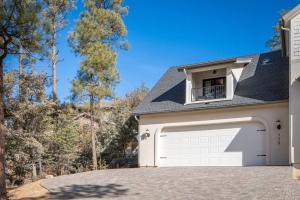 Fawn Chalet in the Prescott Pines Near Downtown