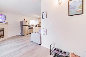 Walkout Basement Suite, 2 BDR 4BD, Bright and Spacious