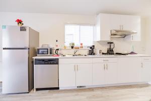 Walkout Basement Suite, 2 BDR 4BD, Bright and Spacious