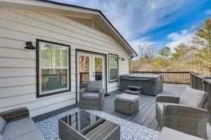 Luxe Highlands Haven with Fire Pit and Hot Tub! - Whetstone