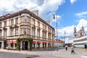 Jacuzzi apartments x Free parking x SELF CHECK-IN 24x7 by H&H