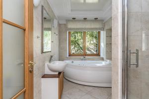 Jacuzzi apartments x Free parking x SELF CHECK-IN 24x7 by H&H