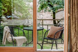 Jacuzzi apartments x Free parking x SELF CHECK-IN 24x7 by H&H