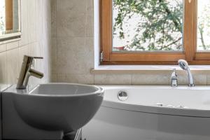 Jacuzzi apartments x Free parking x SELF CHECK-IN 24x7 by H&H