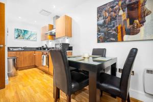 Funky Arcadian Centre Apartment By Azura Nights