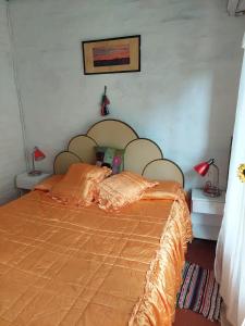 Habitación con cama matrimonial en hermoso Chalet golf