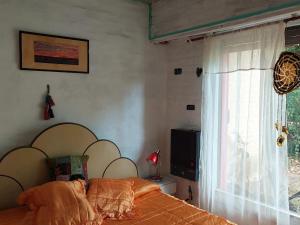 Habitación con cama matrimonial en hermoso Chalet golf