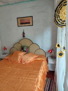 Habitación con cama matrimonial en hermoso Chalet golf