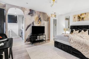 Serene Studio with Garden View - Cozy Retreat for Couples & Solo Travellers