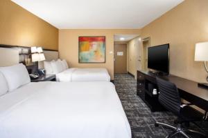 Double Room - Mobility Accessible Tub - Non-Smoking room in Crowne Plaza Greenville an IHG Hotel