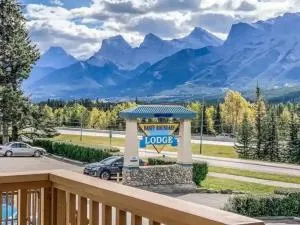 B211 MTN View ground floor town house- 2BD, Sleeps 8, hot tub, free parking, close to Banff - Banff