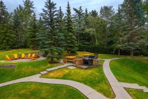 B211 MTN View ground floor town house- 2BD, Sleeps 8, hot tub, free parking, close to Banff