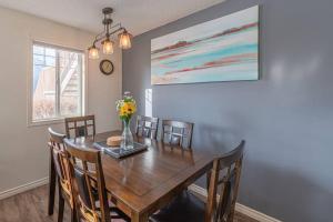 B211 MTN View ground floor town house- 2BD, Sleeps 8, hot tub, free parking, close to Banff