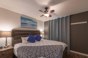 B211 MTN View ground floor town house- 2BD, Sleeps 8, hot tub, free parking, close to Banff