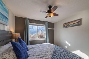 B211 MTN View ground floor town house- 2BD, Sleeps 8, hot tub, free parking, close to Banff