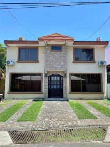 Hermosa Casa con Piscina Privada en Punta Leona, Granadilla