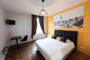 Hotels Logis Hostellerie du Marche : Chambre Familiale avec Salle de Bains Commune