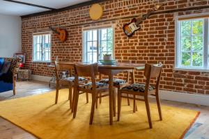 1960s Inspired City Centre Apartment for 4 with Parking