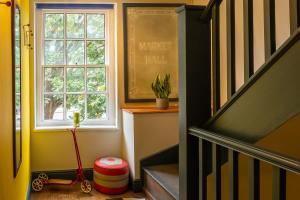 1960s Inspired City Centre Apartment for 4 with Parking