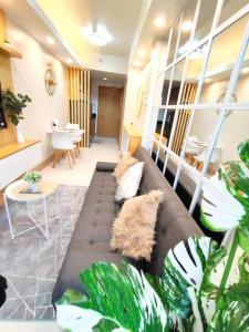 Scandi-Style & Organic condo Shore 3 MOA