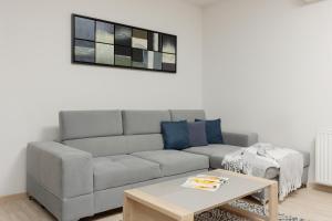 Woronicza Apartment with Balcony In Warsaws Mokotów by Renters