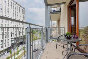 Woronicza Apartment with Balcony In Warsaws Mokotów by Renters